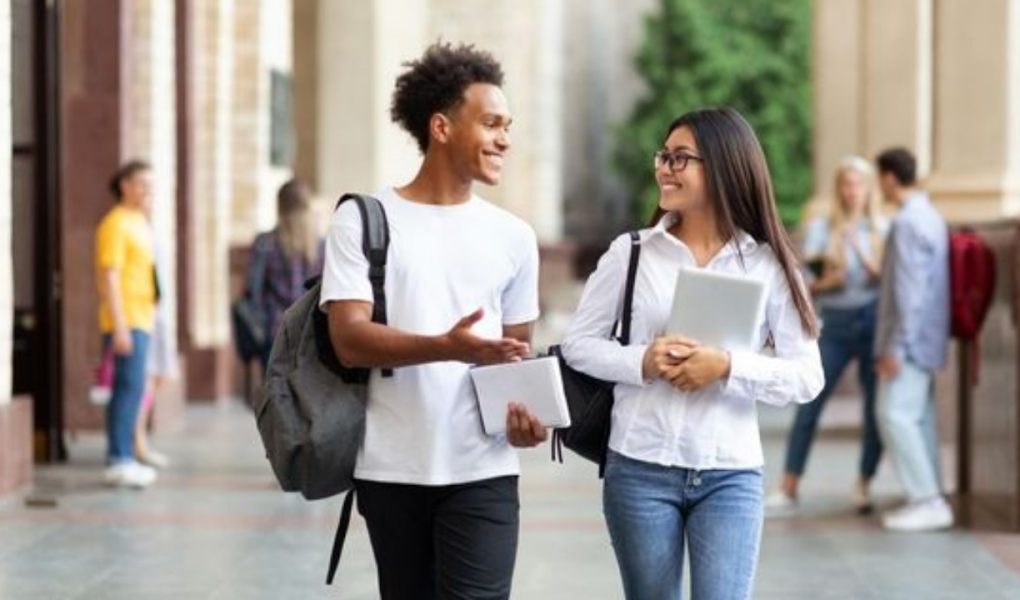 Lulus Kuliah Langsung Nganggur? Tren 'Gap Year 2.0' yang Justru Bikin Anak Makin Dilirik HRD