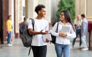 Lulus Kuliah Langsung Nganggur? Tren 'Gap Year 2.0' yang Justru Bikin Anak Makin Dilirik HRD