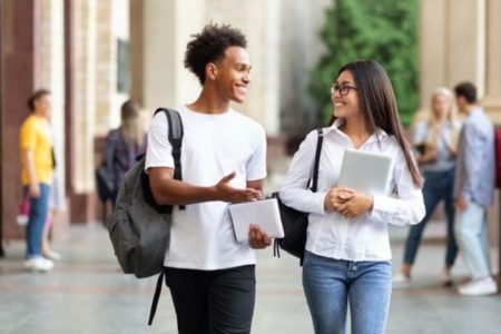 Lulus Kuliah Langsung Nganggur? Tren 'Gap Year 2.0' yang Justru Bikin Anak Makin Dilirik HRD